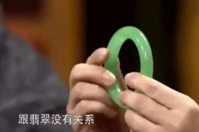 翡翠手镯戴多久能透翡翠戴久了棉絮会散吗-第1张图片-翡翠网 翡翠手镯戴多久能透翡翠戴久了棉絮会散吗-第1张图片-翡翠网