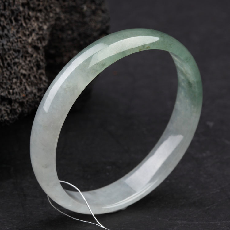 300 500元玉镯是a货吗,翡翠物语手镯-第1张图片-翡翠网 300 500元玉镯是a货吗,翡翠物语手镯-第1张图片-翡翠网