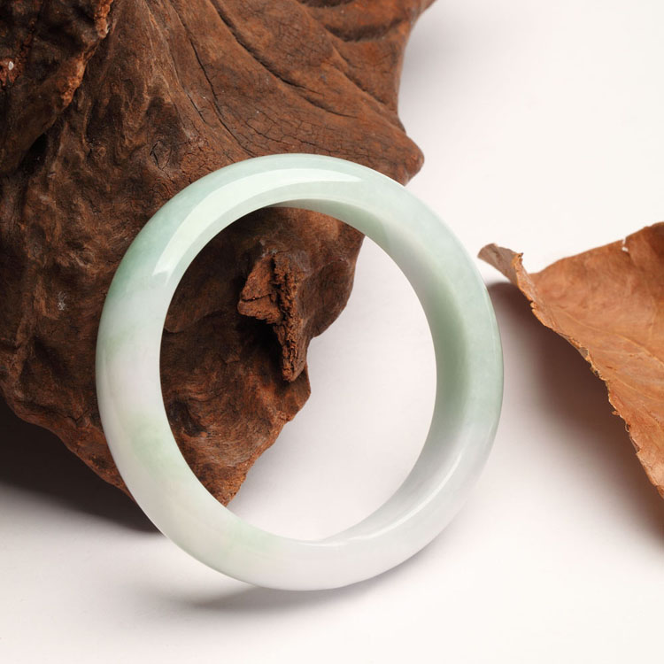 300 500元玉镯是a货吗,翡翠物语手镯-第2张图片-翡翠网 300 500元玉镯是a货吗,翡翠物语手镯-第2张图片-翡翠网