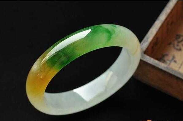 三彩翡翠手镯,黄加绿三彩翡翠手镯-第1张图片-翡翠网 三彩翡翠手镯,黄加绿三彩翡翠手镯-第1张图片-翡翠网