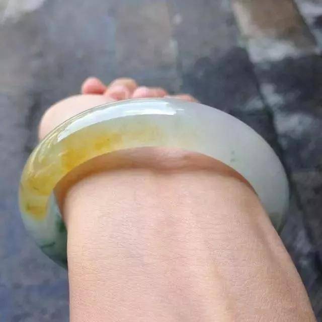翡翠手镯如何快速变种玉镯子带多久有灵气-第1张图片-翡翠网 翡翠手镯如何快速变种玉镯子带多久有灵气-第1张图片-翡翠网
