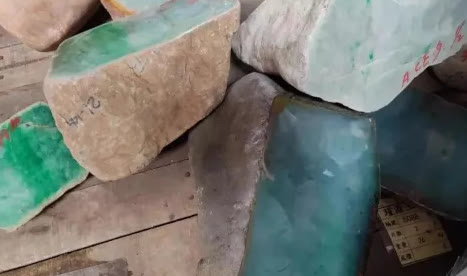 关于冰雪翡翠原石的信息-第1张图片-翡翠网 关于冰雪翡翠原石的信息-第1张图片-翡翠网