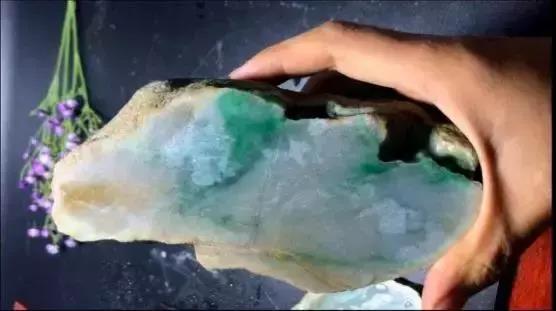 关于冰雪翡翠原石的信息-第2张图片-翡翠网 关于冰雪翡翠原石的信息-第2张图片-翡翠网