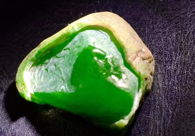 包含翡翠原石开窗料价格表的词条-第1张图片-翡翠网 包含翡翠原石开窗料价格表的词条-第1张图片-翡翠网