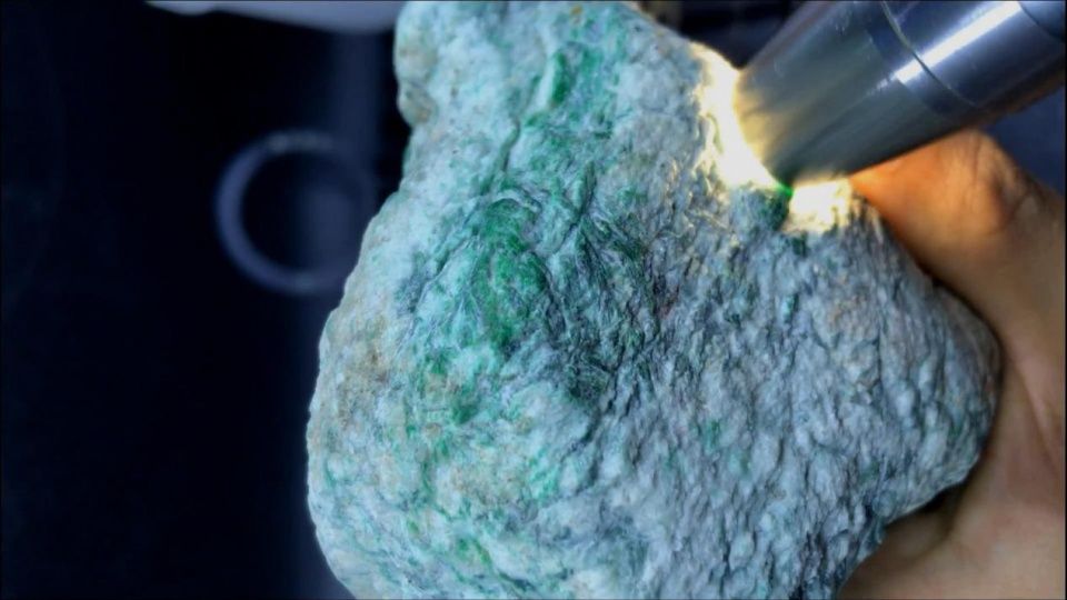 关于北京翡翠原石加工的信息-第1张图片-翡翠网 关于北京翡翠原石加工的信息-第1张图片-翡翠网