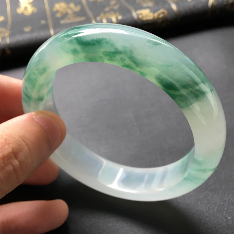 冰种飘花翡翠价格的简单介绍-第1张图片-翡翠网 冰种飘花翡翠价格的简单介绍-第1张图片-翡翠网