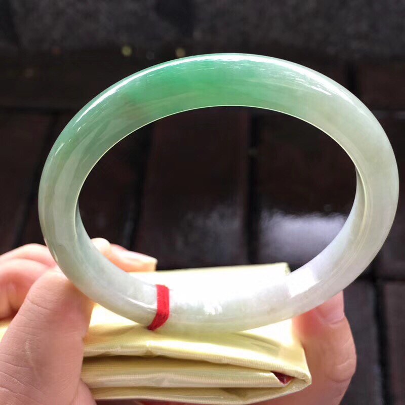 茶色翡翠手镯的简单介绍-第1张图片-翡翠网 茶色翡翠手镯的简单介绍-第1张图片-翡翠网