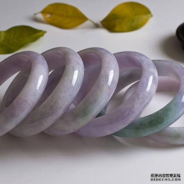 摩西沙翡翠手镯的简单介绍-第1张图片-翡翠网 摩西沙翡翠手镯的简单介绍-第1张图片-翡翠网