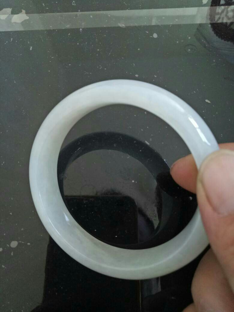 翡翠怎么鉴定真假,翡翠手镯如何鉴定真假-第1张图片-翡翠网 翡翠怎么鉴定真假,翡翠手镯如何鉴定真假-第1张图片-翡翠网