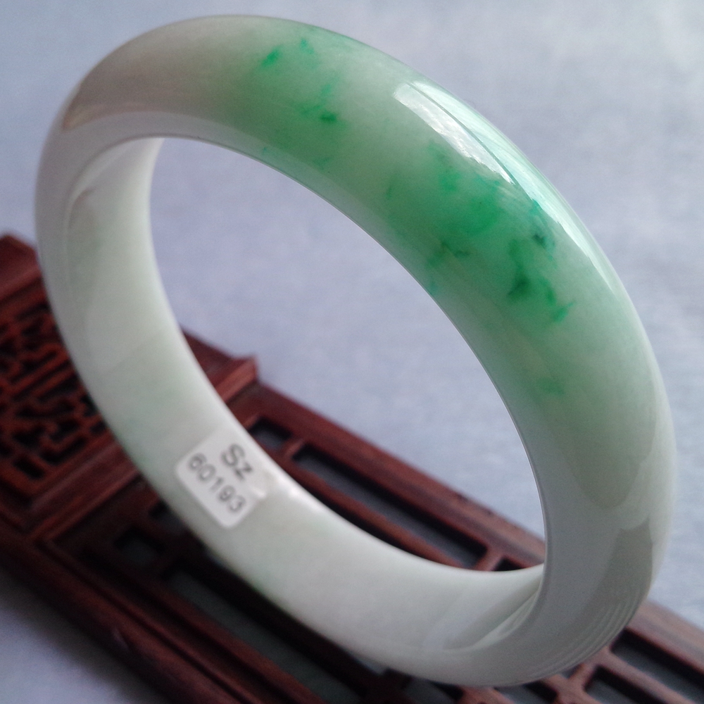 湖南翡翠手镯的简单介绍-第1张图片-翡翠网 湖南翡翠手镯的简单介绍-第1张图片-翡翠网