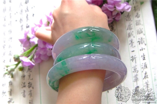 2万春带彩翡翠手镯图片2万左右的玉镯子图片-第2张图片-翡翠网 2万春带彩翡翠手镯图片2万左右的玉镯子图片-第2张图片-翡翠网