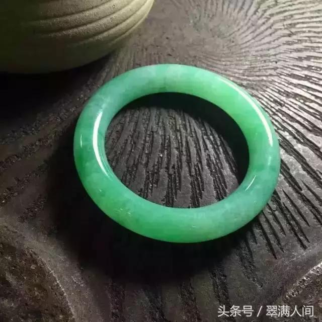 顶级翡翠手镯的简单介绍-第2张图片-翡翠网 顶级翡翠手镯的简单介绍-第2张图片-翡翠网