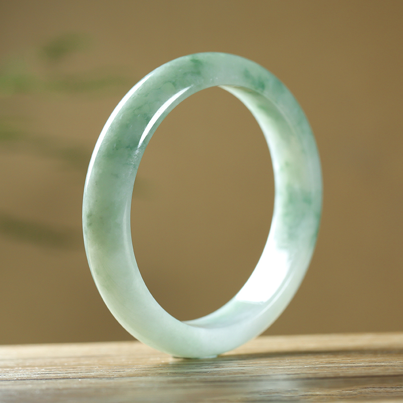 关于一万多块的翡翠手镯的信息-第2张图片-翡翠网 关于一万多块的翡翠手镯的信息-第2张图片-翡翠网