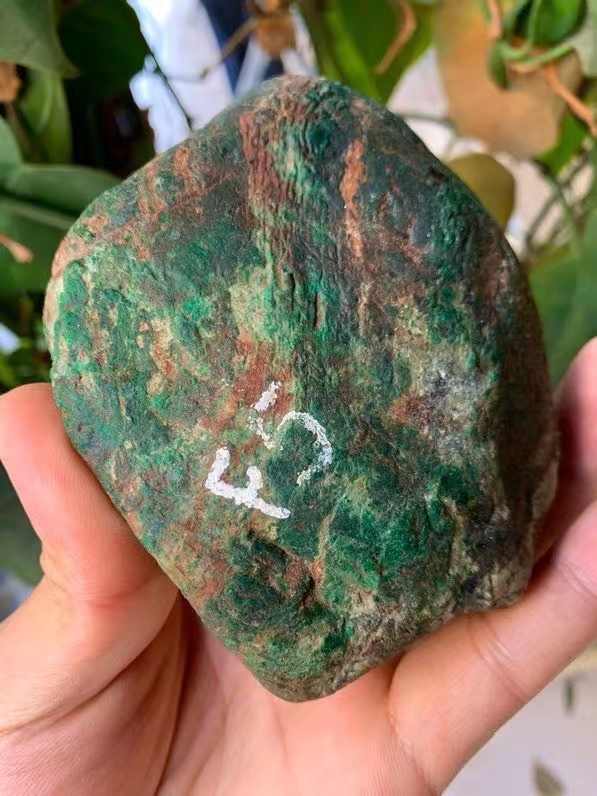 翡翠原石红皮子,翡翠原石打灯荧光图解-第1张图片-翡翠网 翡翠原石红皮子,翡翠原石打灯荧光图解-第1张图片-翡翠网