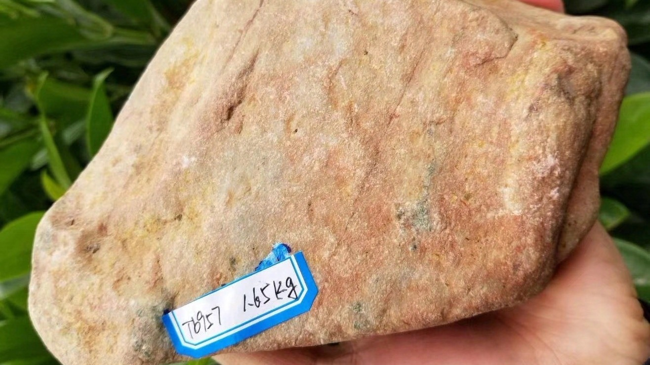 翡翠原石红皮子,翡翠原石打灯荧光图解-第2张图片-翡翠网 翡翠原石红皮子,翡翠原石打灯荧光图解-第2张图片-翡翠网