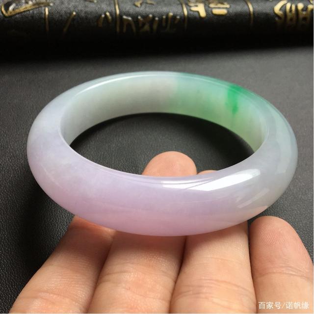 关于翡翠手镯春带彩的价位的信息-第1张图片-翡翠网 关于翡翠手镯春带彩的价位的信息-第1张图片-翡翠网