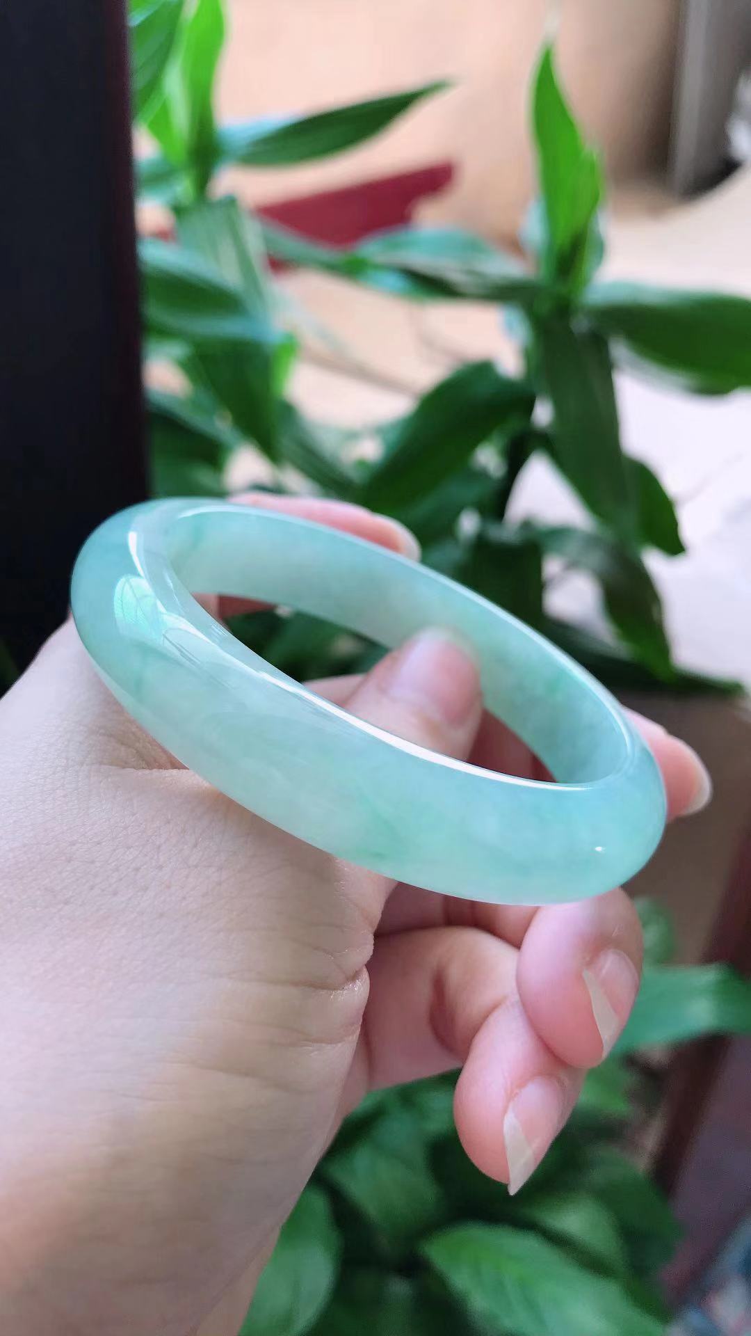 翡翠手镯打灯有纹翡翠纹和裂的区别图-第1张图片-翡翠网 翡翠手镯打灯有纹翡翠纹和裂的区别图-第1张图片-翡翠网