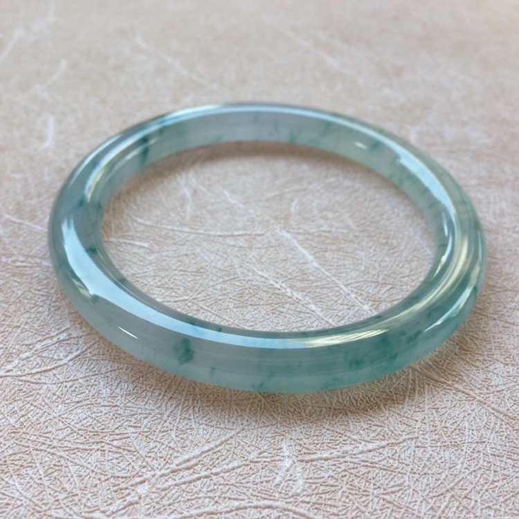 翡翠冰糯种手镯价格的简单介绍-第2张图片-翡翠网 翡翠冰糯种手镯价格的简单介绍-第2张图片-翡翠网