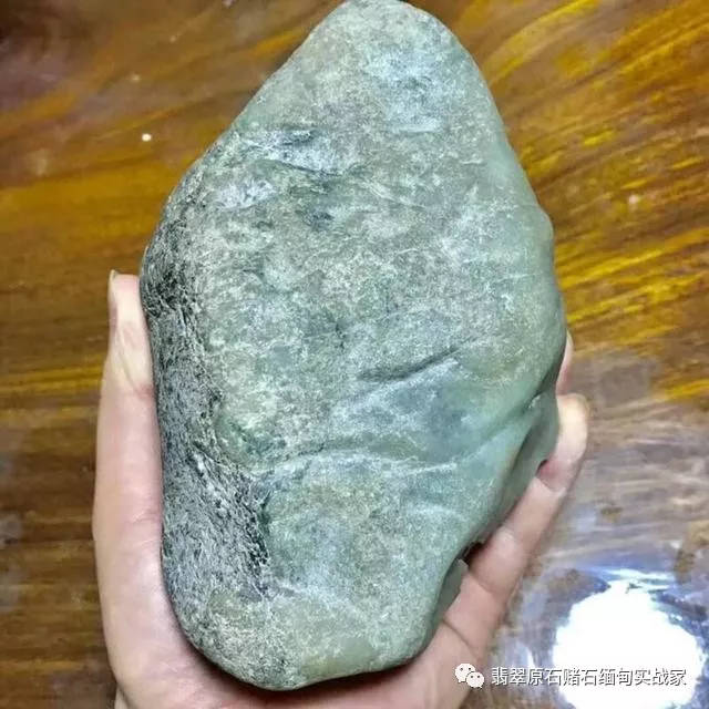 南齐水翡翠原石的简单介绍-第1张图片-翡翠网 南齐水翡翠原石的简单介绍-第1张图片-翡翠网