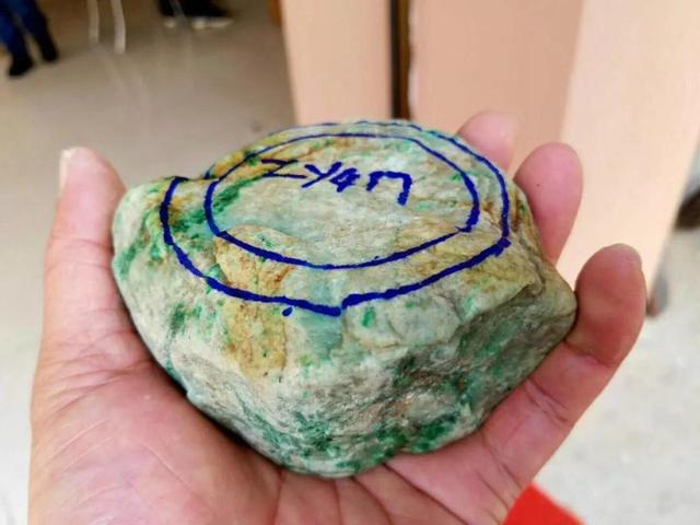 满色翡翠原石特点的简单介绍-第1张图片-翡翠网 满色翡翠原石特点的简单介绍-第1张图片-翡翠网