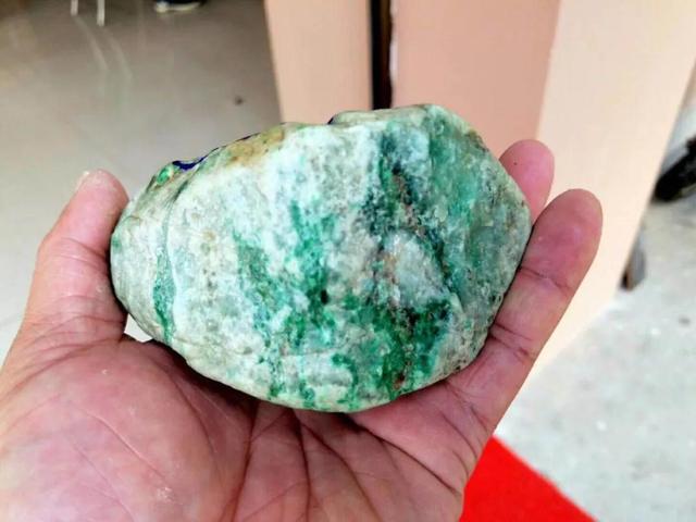 满色翡翠原石特点的简单介绍-第2张图片-翡翠网 满色翡翠原石特点的简单介绍-第2张图片-翡翠网