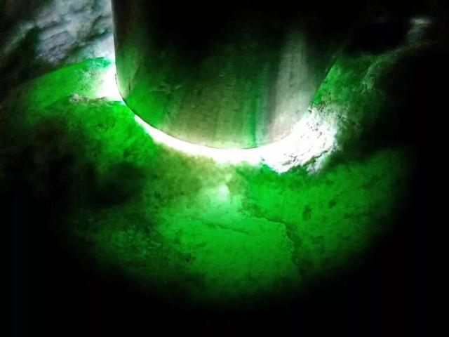 满色翡翠原石特点的简单介绍-第3张图片-翡翠网 满色翡翠原石特点的简单介绍-第3张图片-翡翠网