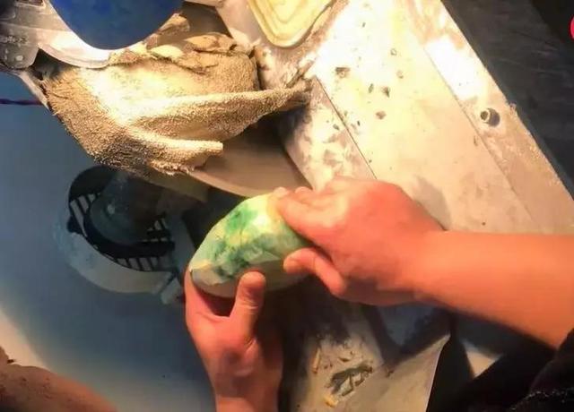 满色翡翠原石特点的简单介绍-第4张图片-翡翠网 满色翡翠原石特点的简单介绍-第4张图片-翡翠网