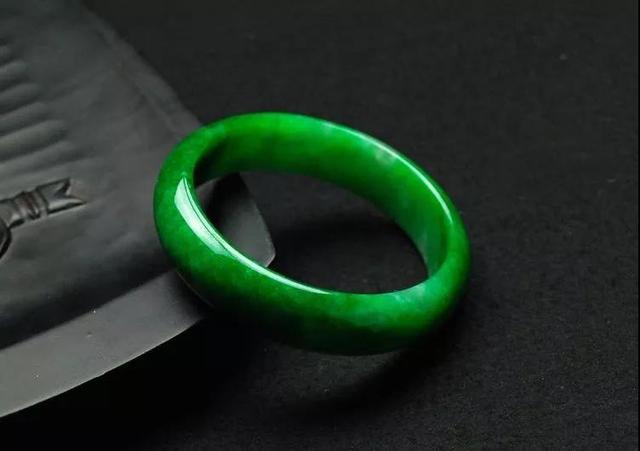 满色翡翠原石特点的简单介绍-第5张图片-翡翠网 满色翡翠原石特点的简单介绍-第5张图片-翡翠网