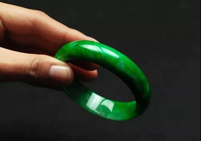 满色翡翠原石特点的简单介绍-第6张图片-翡翠网 满色翡翠原石特点的简单介绍-第6张图片-翡翠网