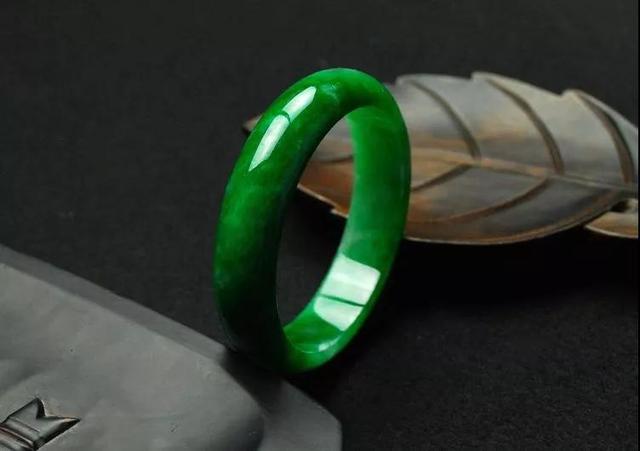 满色翡翠原石特点的简单介绍-第7张图片-翡翠网 满色翡翠原石特点的简单介绍-第7张图片-翡翠网