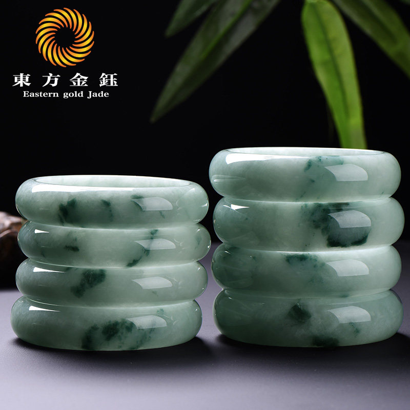 手镯翡翠品牌,东方金钰的翡翠手镯-第2张图片-翡翠网 手镯翡翠品牌,东方金钰的翡翠手镯-第2张图片-翡翠网