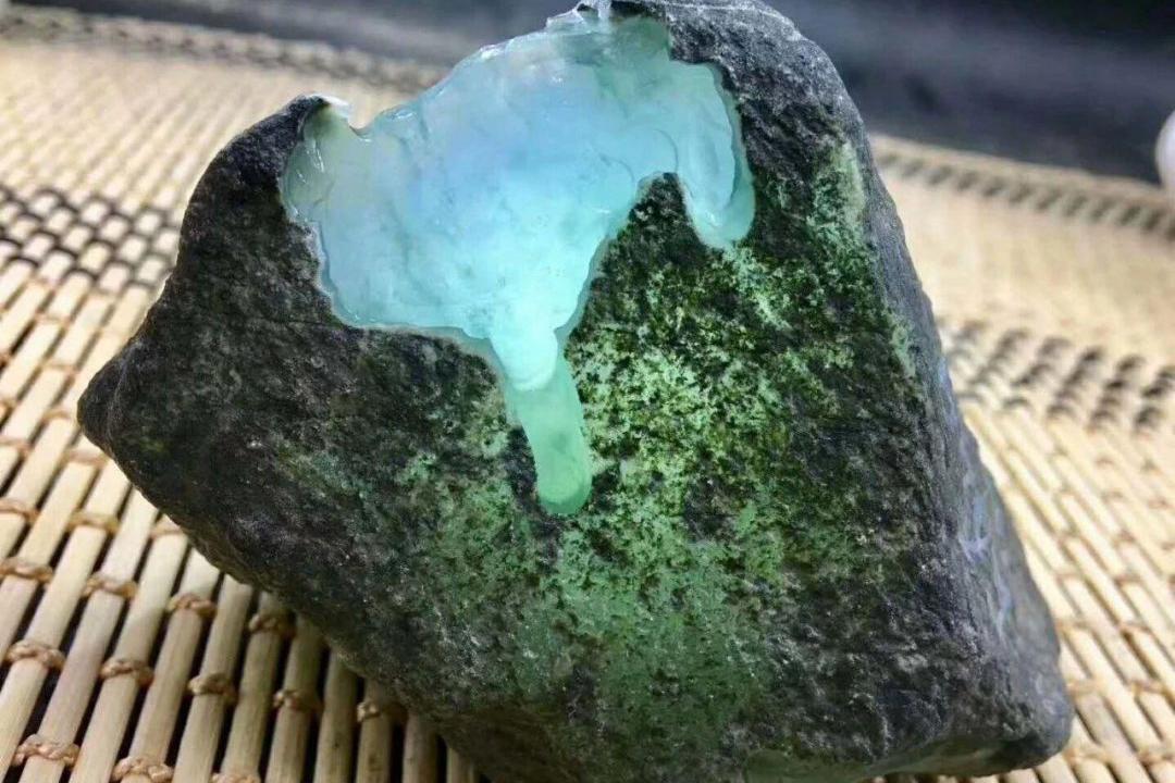 翡翠原石切开不打磨图片,翡翠原石切开之后都很干吗-第1张图片-翡翠网 翡翠原石切开不打磨图片,翡翠原石切开之后都很干吗-第1张图片-翡翠网