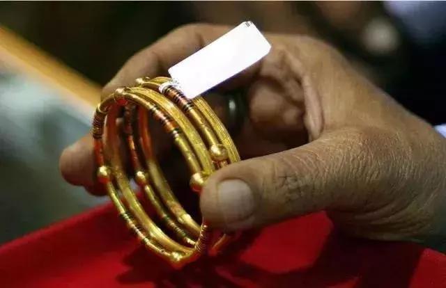 金店翡翠手镯好吗的简单介绍-第2张图片-翡翠网 金店翡翠手镯好吗的简单介绍-第2张图片-翡翠网