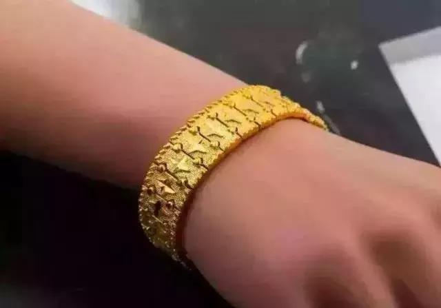 金店翡翠手镯好吗的简单介绍-第3张图片-翡翠网 金店翡翠手镯好吗的简单介绍-第3张图片-翡翠网