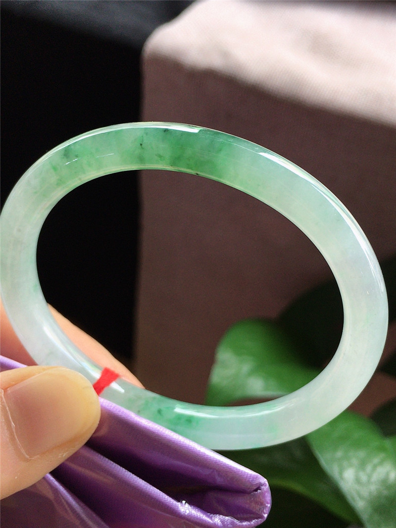 冰翡翠手镯价格的简单介绍-第1张图片-翡翠网 冰翡翠手镯价格的简单介绍-第1张图片-翡翠网