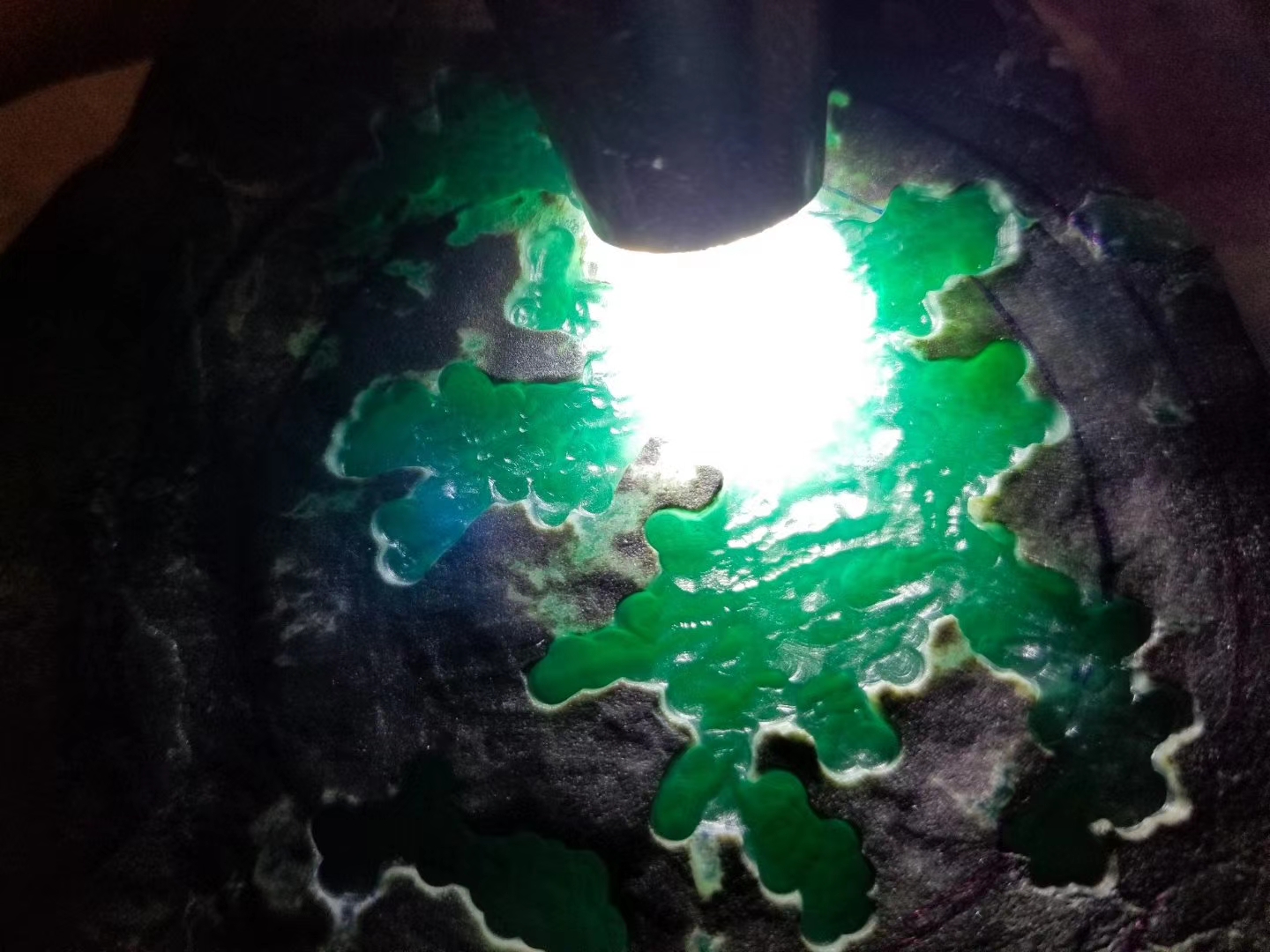 翡翠原石有裂痕怎么办的简单介绍-第2张图片-翡翠网 翡翠原石有裂痕怎么办的简单介绍-第2张图片-翡翠网