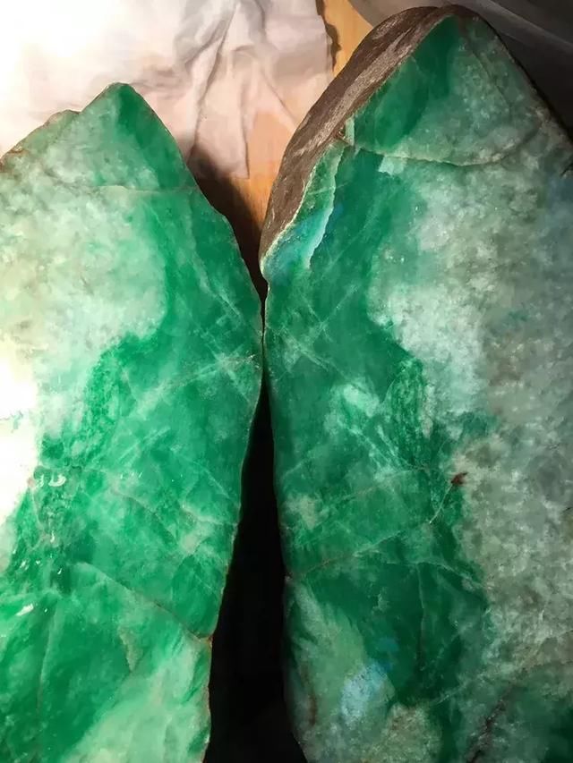 中国河里有翡翠原石吗,翡翠原石属于什么领域-第1张图片-翡翠网 中国河里有翡翠原石吗,翡翠原石属于什么领域-第1张图片-翡翠网