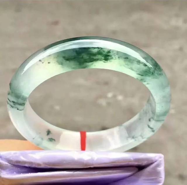 翡翠手镯越带越长越漂亮吗青海料会越戴越润吗-第1张图片-翡翠网 翡翠手镯越带越长越漂亮吗青海料会越戴越润吗-第1张图片-翡翠网