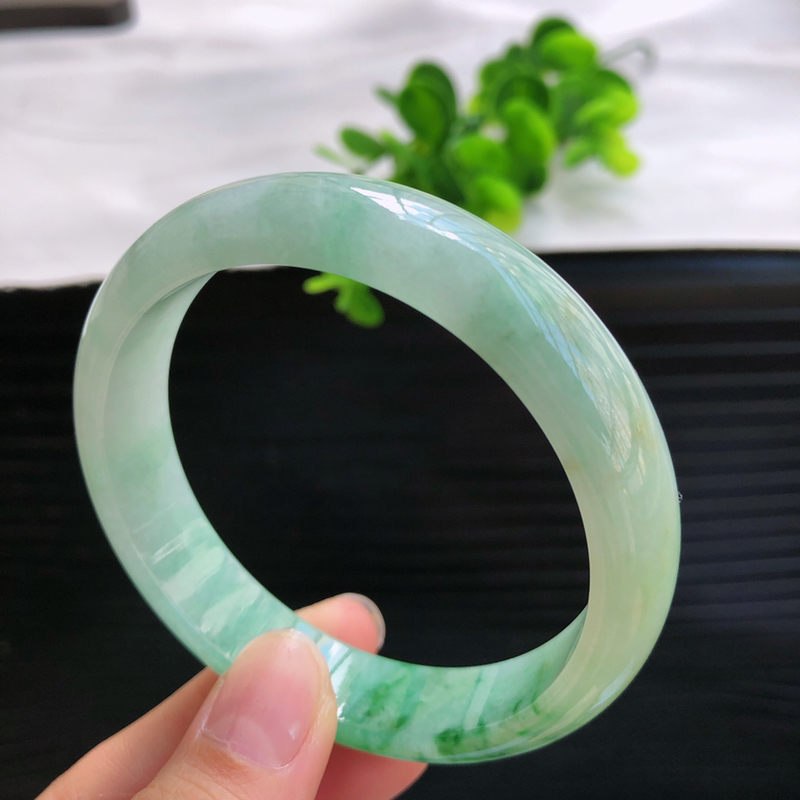 关于白底飘花翡翠手镯的信息-第2张图片-翡翠网 关于白底飘花翡翠手镯的信息-第2张图片-翡翠网