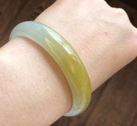 翡翠手镯带黄丝翡翠手镯戴了两个月发白-第2张图片-翡翠网 翡翠手镯带黄丝翡翠手镯戴了两个月发白-第2张图片-翡翠网