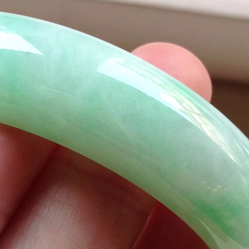 玉镯上有黄点反而好,翡翠手镯上有黄点是什么-第2张图片-翡翠网 玉镯上有黄点反而好,翡翠手镯上有黄点是什么-第2张图片-翡翠网