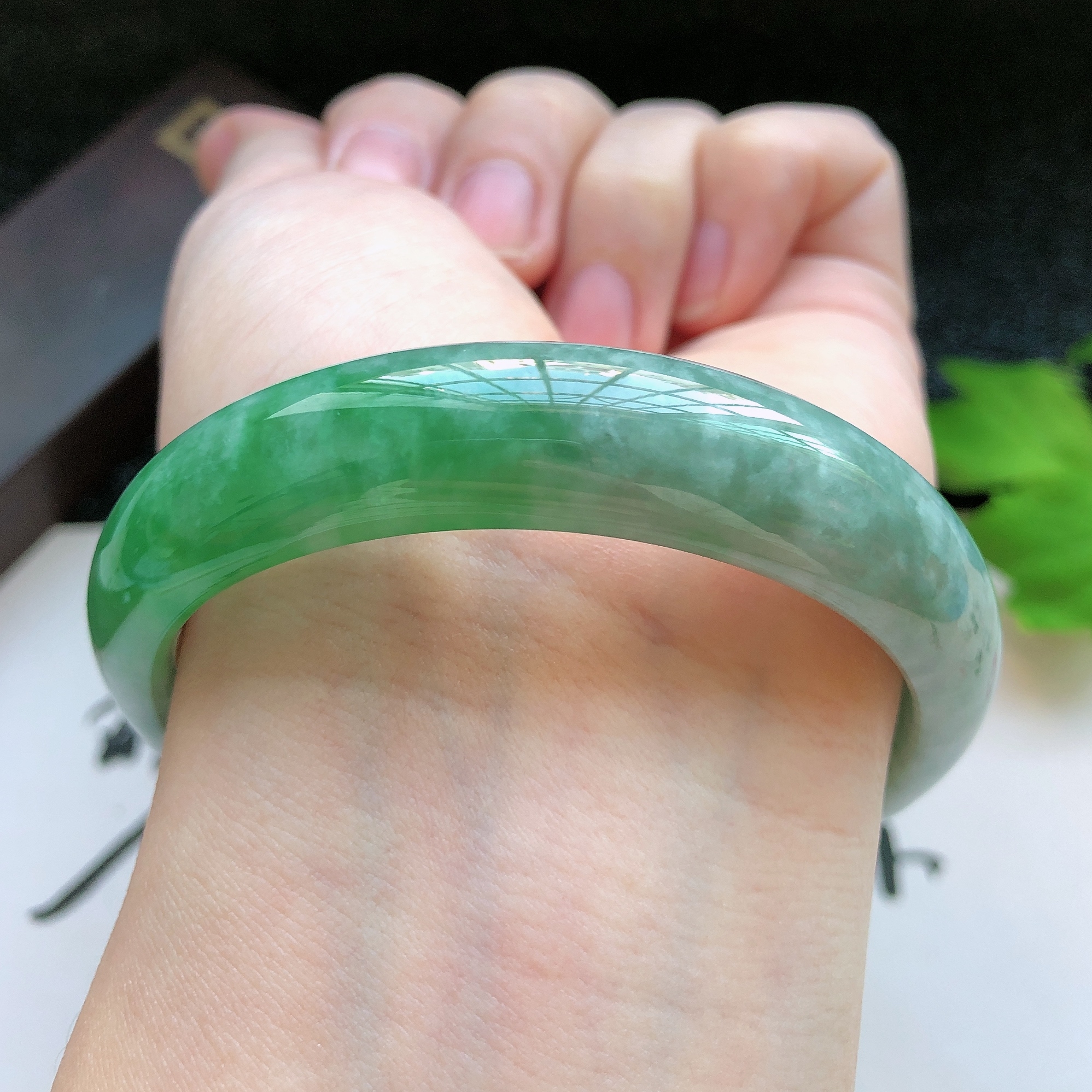 玉翡翠手镯鉴别方法,翡翠手镯与金-第1张图片-翡翠网 玉翡翠手镯鉴别方法,翡翠手镯与金-第1张图片-翡翠网