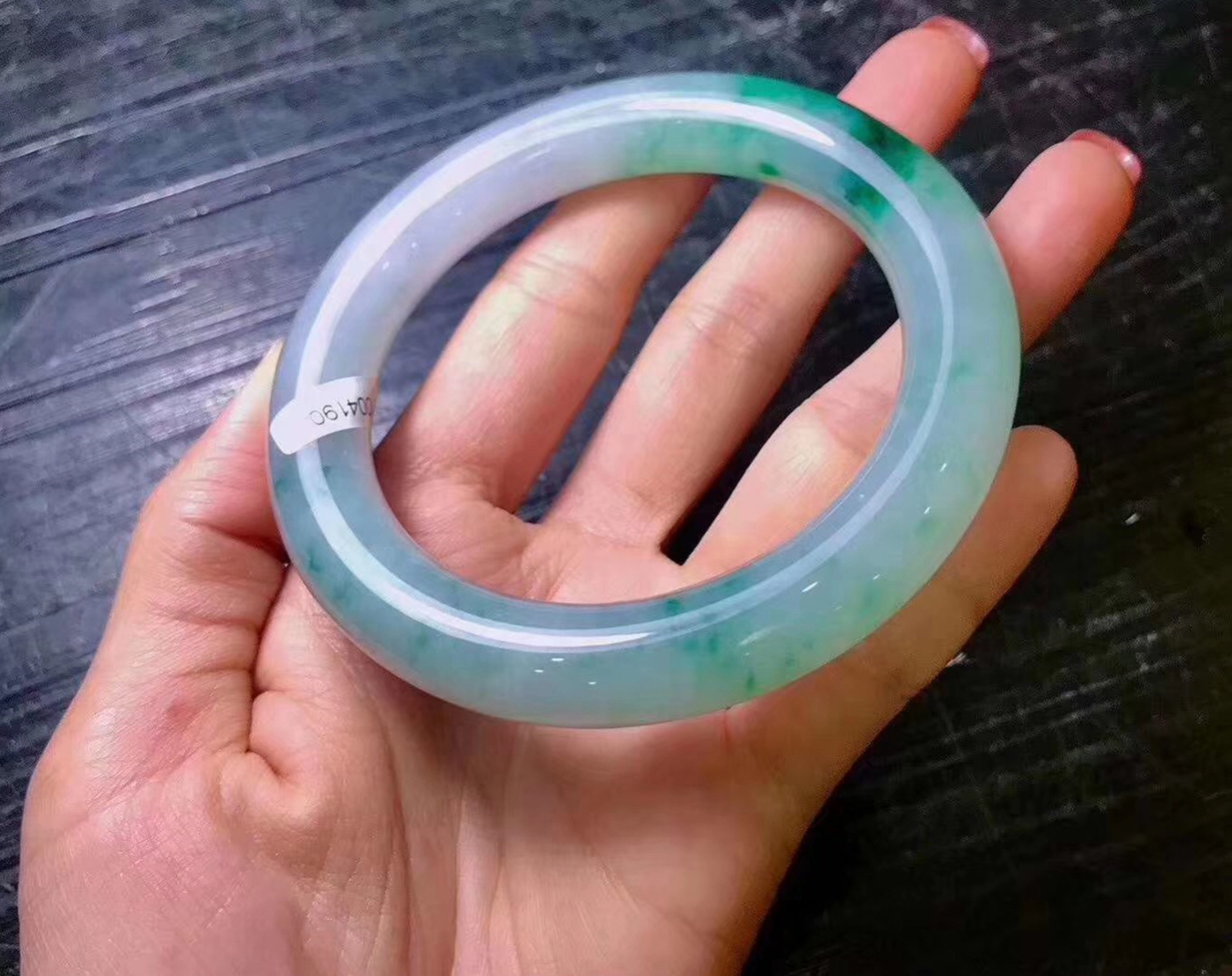 玉翡翠手镯鉴别方法,翡翠手镯与金-第2张图片-翡翠网 玉翡翠手镯鉴别方法,翡翠手镯与金-第2张图片-翡翠网