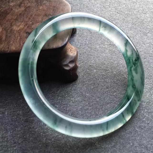 翡翠手镯该如何保养的简单介绍-第1张图片-翡翠网 翡翠手镯该如何保养的简单介绍-第1张图片-翡翠网