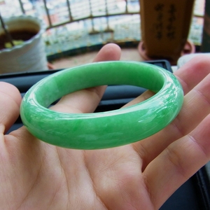 包含翡翠晴绿手镯价格的词条-第1张图片-翡翠网 包含翡翠晴绿手镯价格的词条-第1张图片-翡翠网