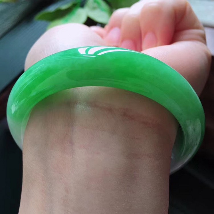 包含阳绿色翡翠手镯的词条-第2张图片-翡翠网 包含阳绿色翡翠手镯的词条-第2张图片-翡翠网