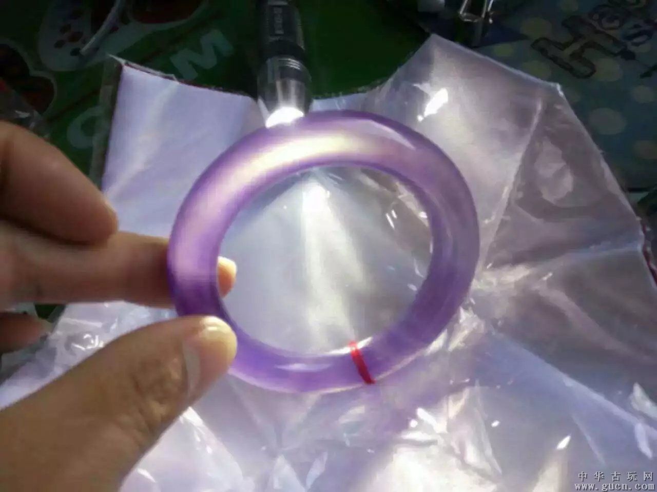 染色紫罗兰翡翠手镯的简单介绍-第1张图片-翡翠网 染色紫罗兰翡翠手镯的简单介绍-第1张图片-翡翠网