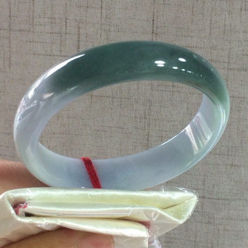 b货翡翠手镯有什么危害的简单介绍-第1张图片-翡翠网 b货翡翠手镯有什么危害的简单介绍-第1张图片-翡翠网