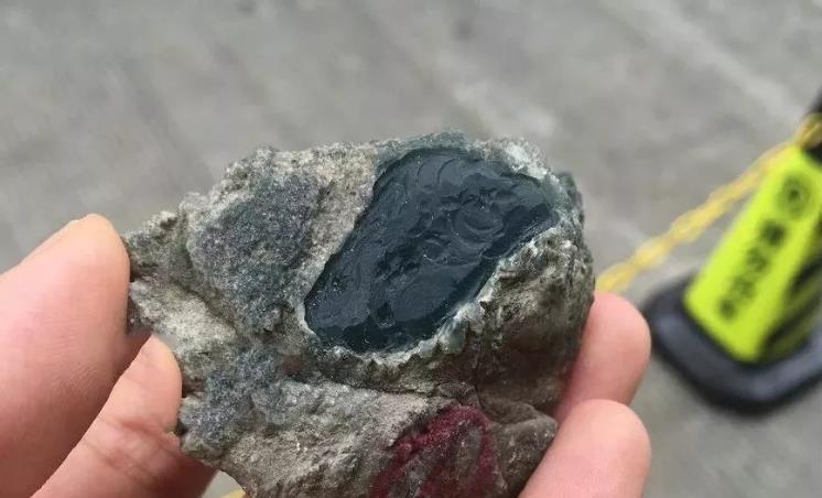 关于去皮的翡翠原石图片的信息-第1张图片-翡翠网 关于去皮的翡翠原石图片的信息-第1张图片-翡翠网