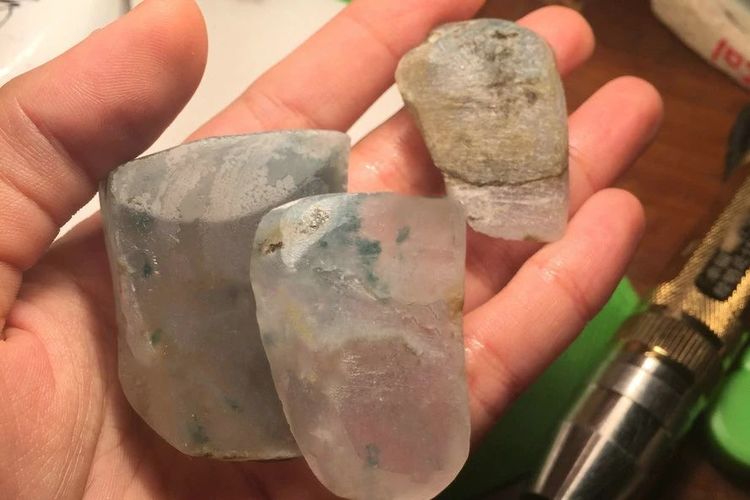 关于去皮的翡翠原石图片的信息-第2张图片-翡翠网 关于去皮的翡翠原石图片的信息-第2张图片-翡翠网